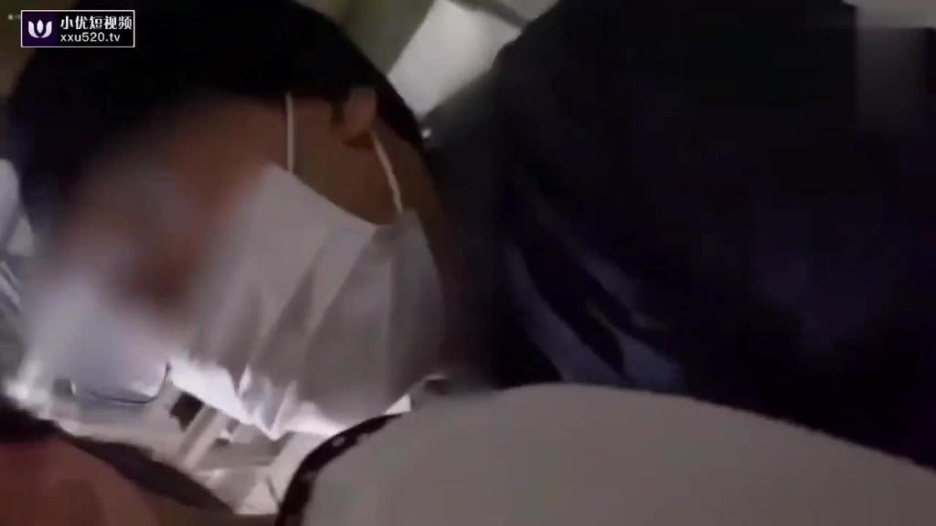 【尾随强上高中生】图书馆抄底萝莉高中生,一路尾随到地下车库趁四周没人捂住嘴拖到墙角扒光强操! 预览截图 4
