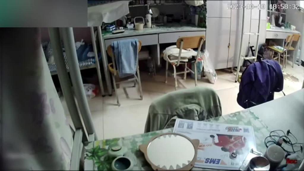 【极品稀缺-女生宿舍装针孔摄像头偷拍】竟然偷拍到同学每天带着跳蛋上课,取下来的时候全是淫水 预览截图 12