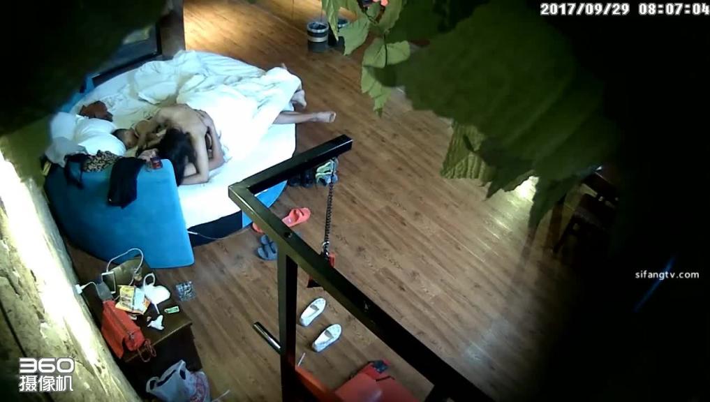 酒店偷拍修长美腿少妇身材真棒,夫妻居然当着孩子的面做爱 预览截图 7