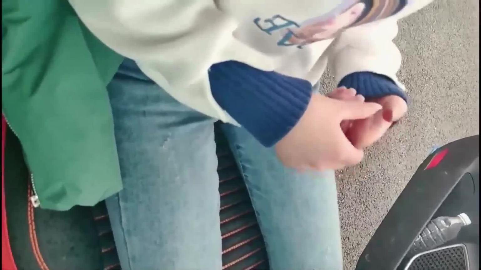 诱骗单纯可爱的小姐姐玩车震内射粉鲍鱼 预览截图 2