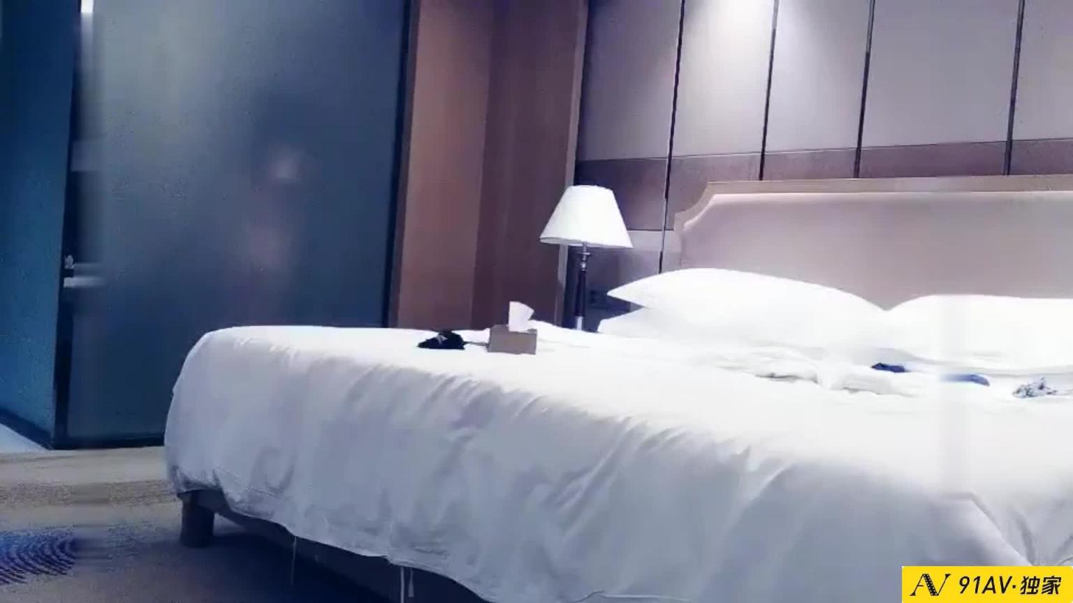 约炮牛仔短裤兼职妹一个嫖一个负责偷拍 预览截图 2