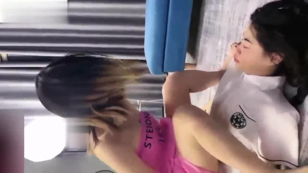 [最新流出-百合女S条件女奴]母狗好听话，万物皆可舔 预览截图 12