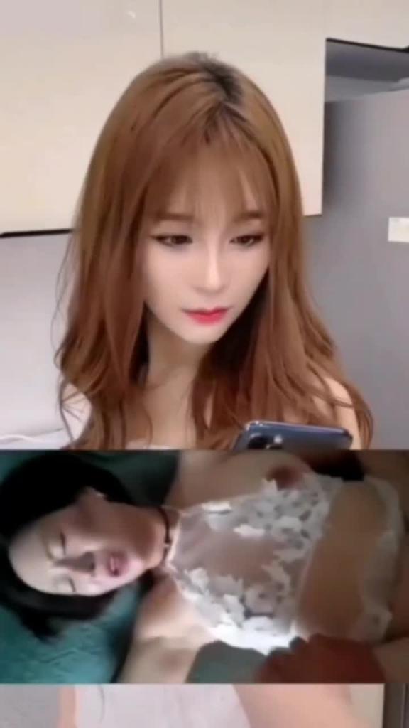 儿子给妈妈看小黄片，妈妈穿上开档丝袜勾引儿子 预览截图 1