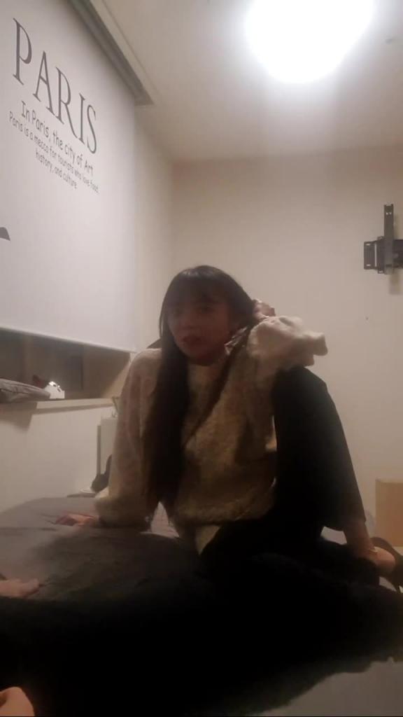 约炮身材笔挺的小姐姐,被发现了偷拍还不生气,继续做爱享受帅鸡巴的抽插! 预览截图 3