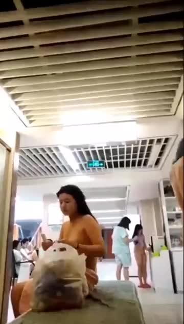 【高颜偷拍】大神男扮女装勇闯女澡堂!全新场景!真实欣赏高颜值女神一丝不挂! 高清偷拍流出! 预览截图 8