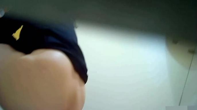 女厕蹲点偷拍 穿着时髦的年轻美少女尿尿 预览截图 12
