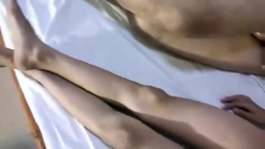 真实鬼父乱伦十几岁刚发育的亲女儿强暴插入小萝莉早已麻木不反抗 预览截图 11