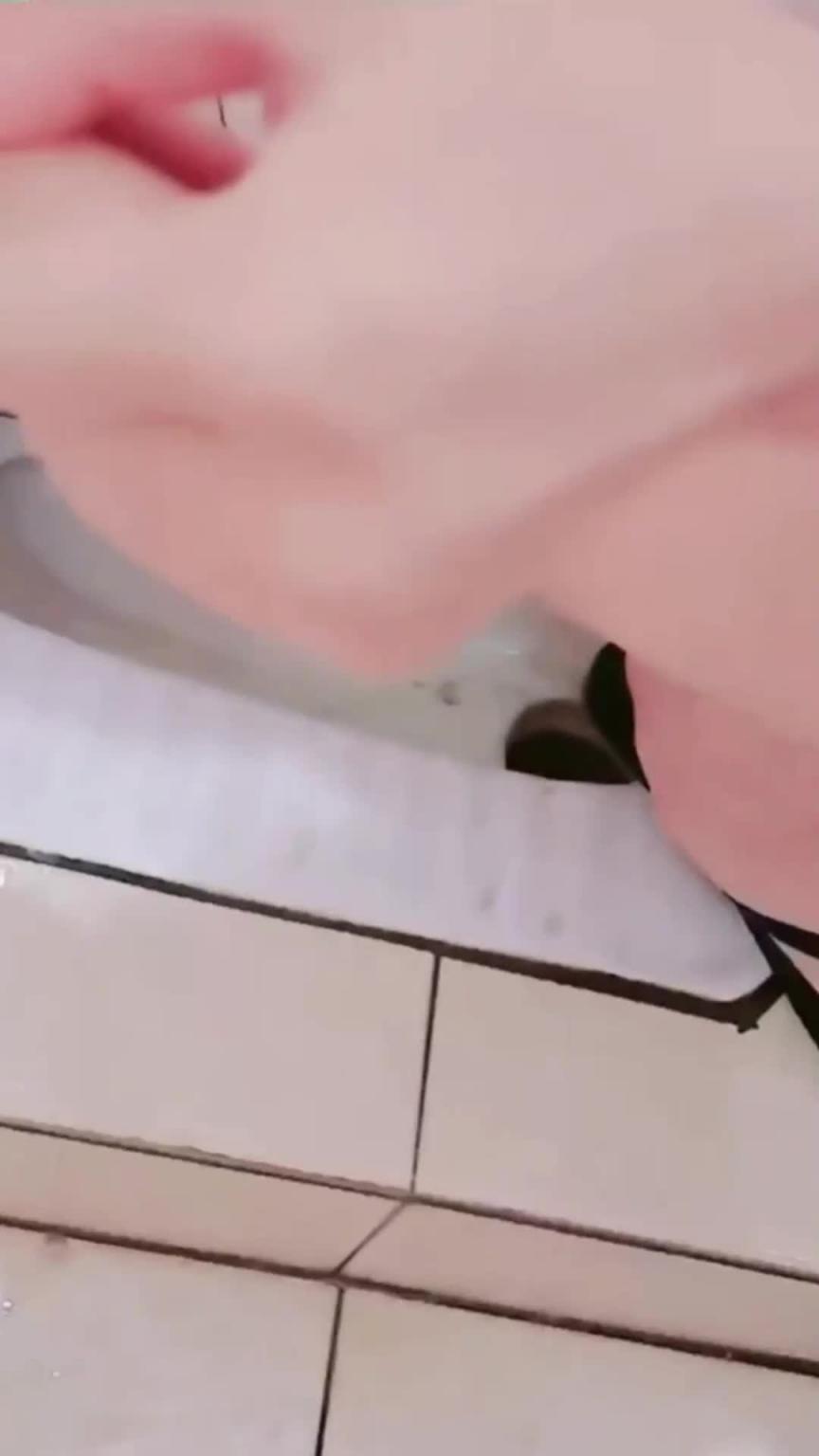 超级稚嫩白虎一线天侄女遭亲叔操干叔叔侄女乱伦_极美粉鲍水嫩多汁紧致无比连一丝毛发都没有 预览截图 9
