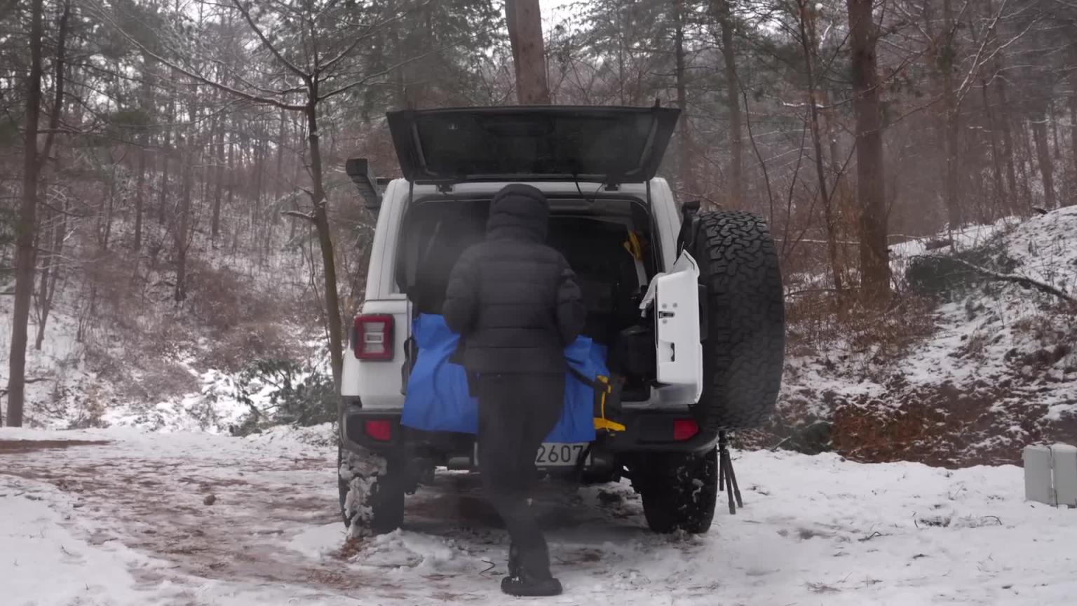 在雪林冰冻小屋的充气帐篷里露营 预览截图 12