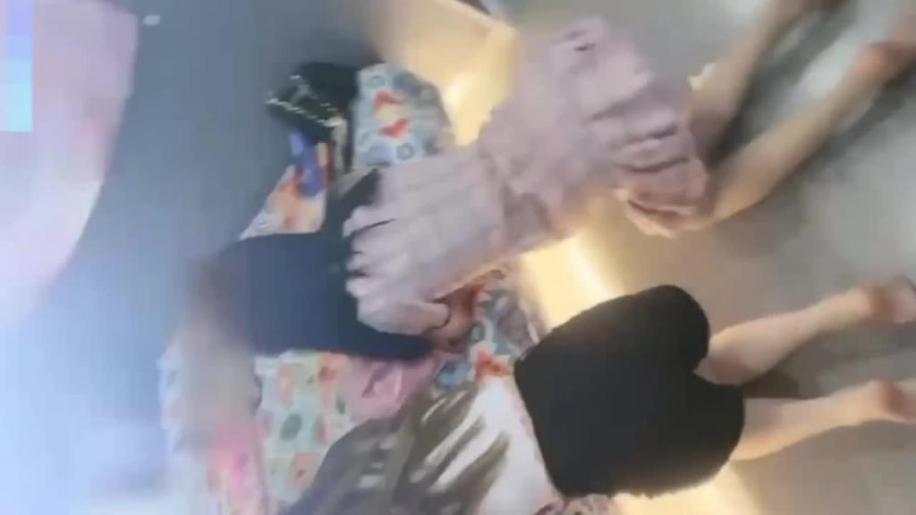 女S调教空姐反差婊，清纯女神巨乳是女M，舔脚吞食精液 预览截图 6