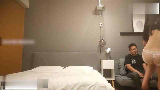 69特写蜂腰翘臀大叔暴力打桩直接给操哭了22岁清纯小姐姐 预览截图 2