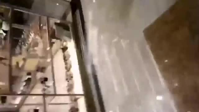 奇葩街射系列光天化日掏出鸡巴见到美女就射,女的大喊流氓地铁顶医被发现! 预览截图 12