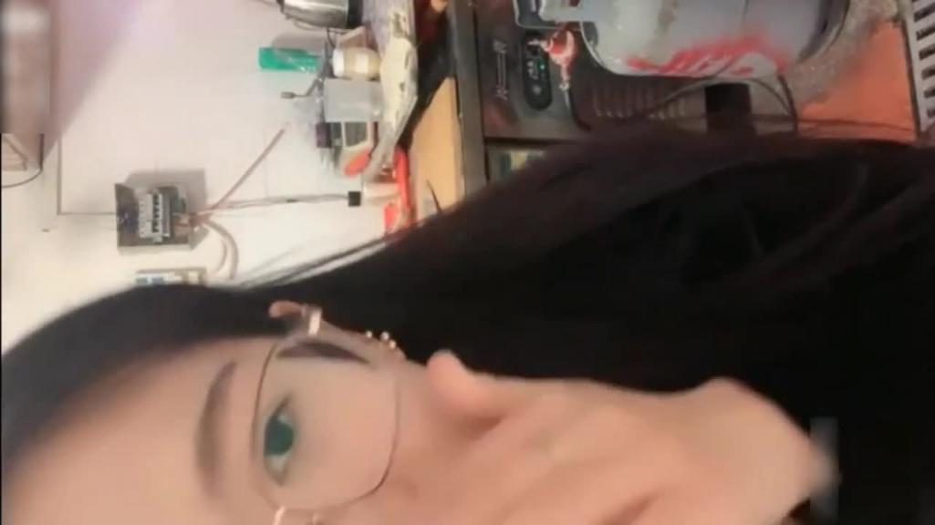 炸鸡店老板娘在店里偷偷播厨房漏出骚奶子! 预览截图 8