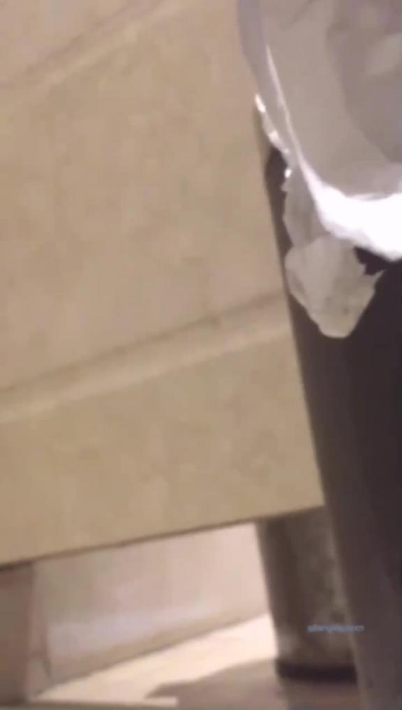 厕所啪啪翻车精选,中学生厕所泄欲 预览截图 5