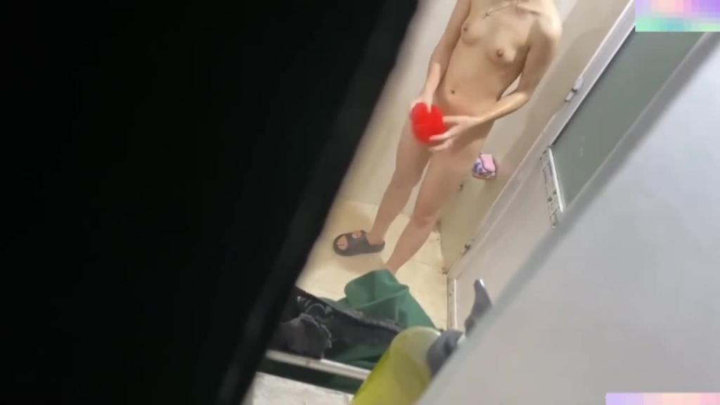 【宿舍偷拍】爬窗户偷拍白嫩全裸女学生洗澡 预览截图 8