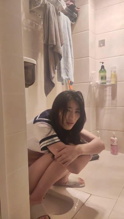 3P制服黑丝风骚学妹，露脸大秀让两个小哥各种玩弄，深喉草嘴口交菊花逼逼塞道具，淫声荡语草了骚逼干菊花 预览截图 12