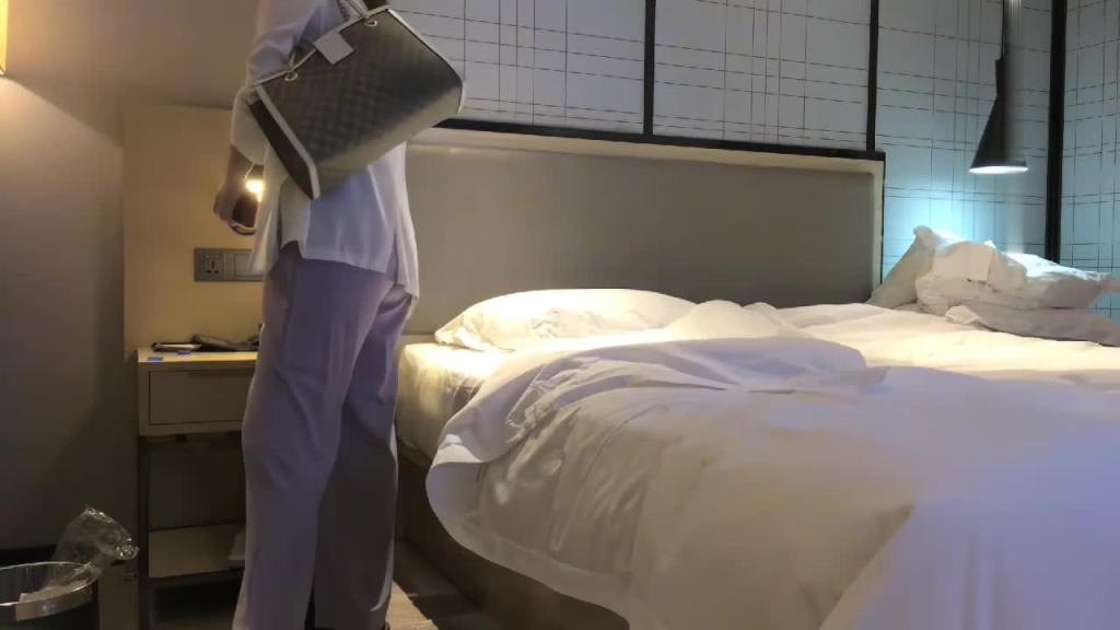 酒店重金约操舞蹈老师兼职外围，24岁长腿女神D奶翘臀天生无毛一线天粉红嫩逼 预览截图 12