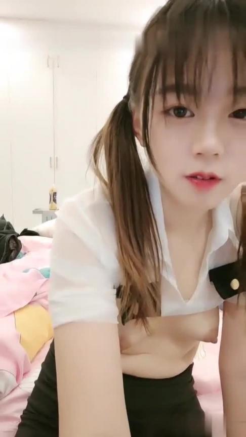 放假和闺蜜赚钱大秀,双马尾一脸清纯,撩起短裙看穴 预览截图 3
