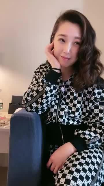 风骚气质少妇，嘴上说着不要衣服被扒光后就骚的不得，大奶摇晃被后入 ，好厉害比我老公操的舒服 预览截图 1