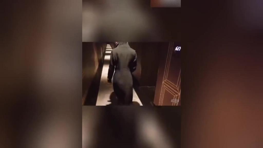 淫妻网红“小狮子”露出性爱调教,黑丝群交,天生母狗户外露出 预览截图 8