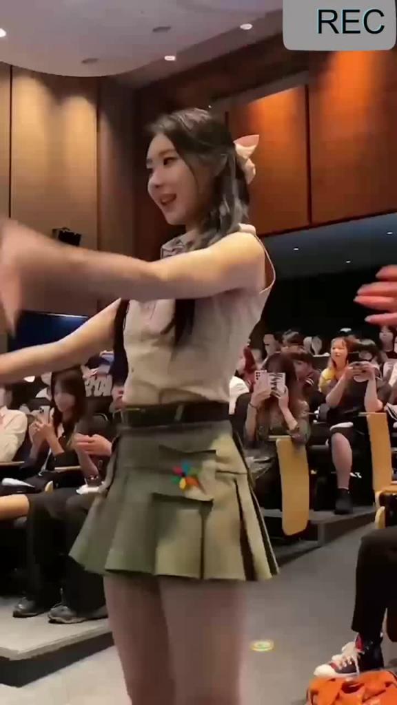 体验韩国财阀的一天,布置的任务马上完成,明星的库底想看就看,往女明星嘴里尿尿 预览截图 6
