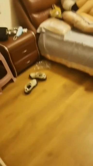 三观炸裂【下班回家发现好兄弟在操女友】好兄弟拒绝停止操逼,最后两人一起操女友 预览截图 1