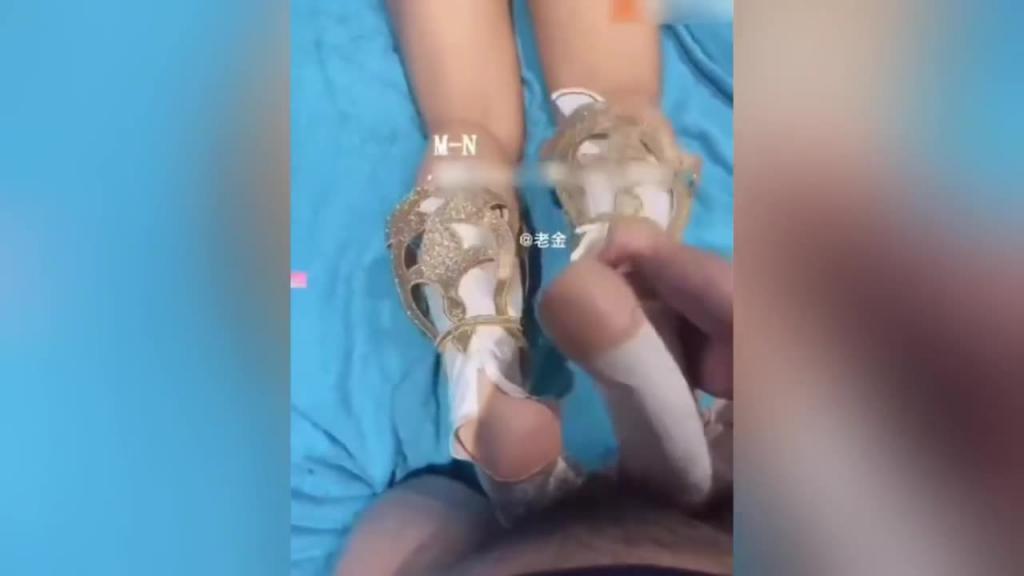抖音几十万粉丝网红真人版动漫美少女,操真人动漫校色足交内射 爽歪歪 预览截图 4