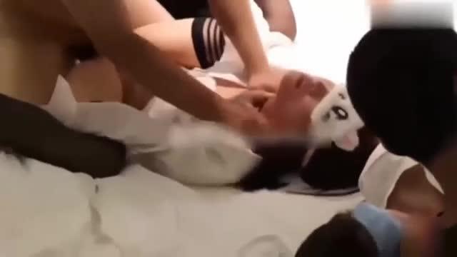 巨乳长腿完整版被老公出卖换妻【绿帽淫妻】幼 4P混战梁呦呦”女神 预览截图 5