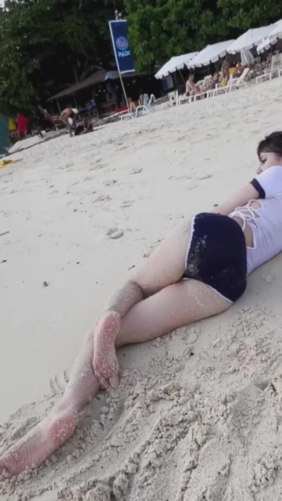 【极品阿朱】五一海边勾搭极品美女_美女胸前水湿两点透明勾引游客路人_阿朱五月最新海边 预览截图 10