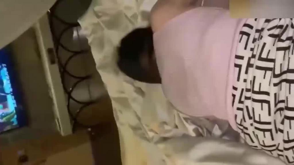 香港5线小明星极品少妇被潜规则酒店口交骑乘位后入暴力输出 预览截图 5