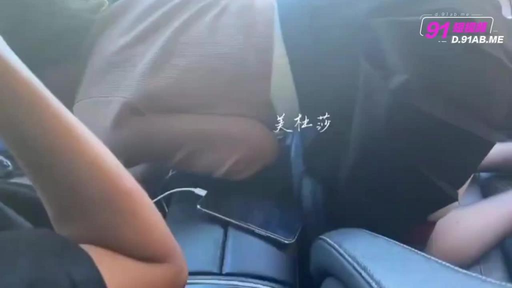驱车带骚逼美杜莎去和两位公司客户吃饭,两人在饭桌上就忍不住吃起了骚妻的大奶子的骚穴 预览截图 2