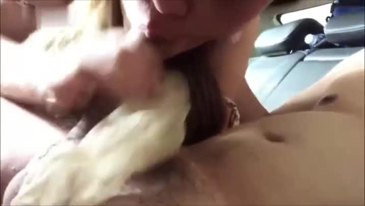 油腻大叔和碎花裙少妇户外车震玩刺激,口水湿润肉棒后套上刚脱下的丝袜打飞机口交 预览截图 2