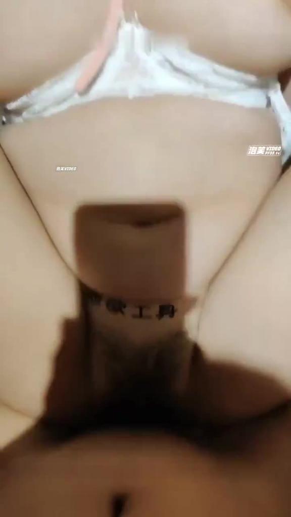 【电话偷情】女友偷情被男友电话查岗 真刺激 边挨操边打电话呻吟 预览截图 5