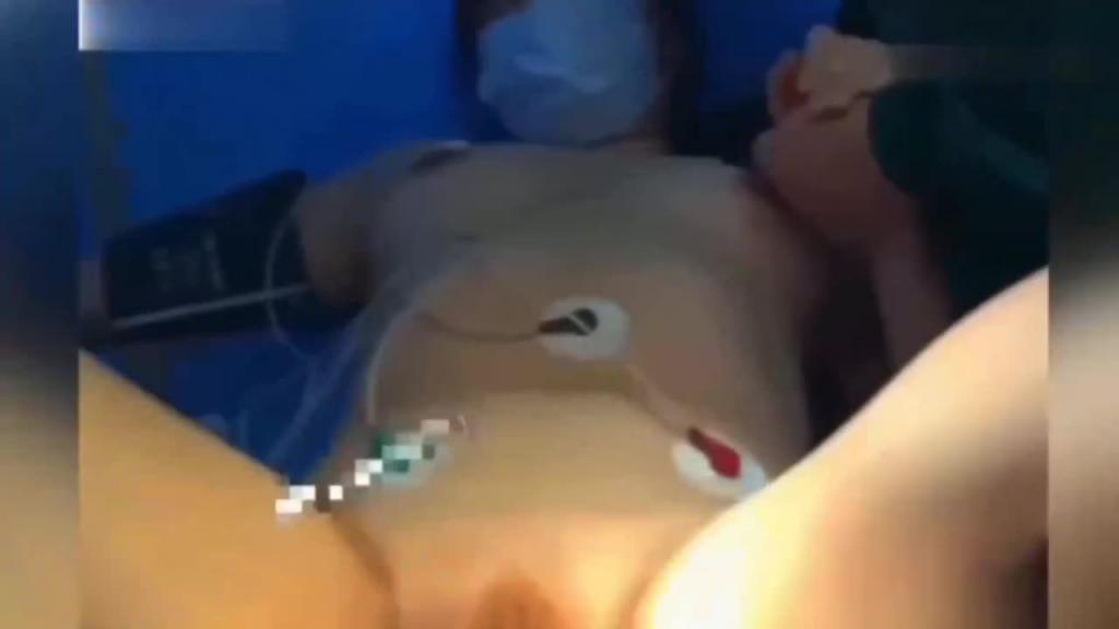 【重口医院偷拍】无良医生偷拍合集 大学生被麻醉后男医生趁机摸逼 炸裂来袭 预览截图 1