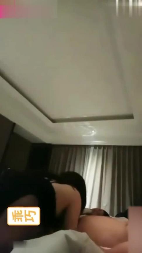 38岁巨乳H奶人妻参见土豪圈换妻活动,开宝马夫妻与开保时捷夫妻酒店喝酒换妻探讨互相操,超出常人的巨乳 预览截图 2
