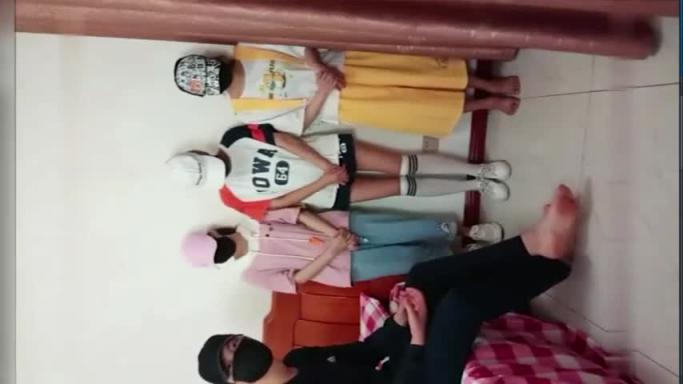 【高利贷直播】几个无知少女欠下套路贷被强制直播抵债 预览截图 1