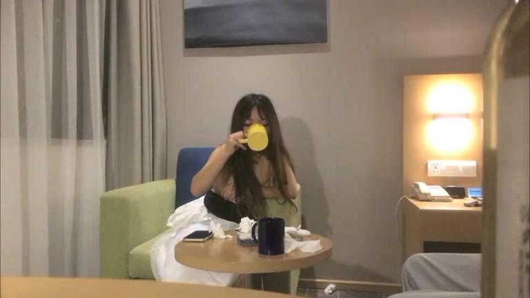 【约炮小萝莉】约炮颜值不错的小萝莉 划拳套路打炮沙发上摸奶调情 预览截图 2