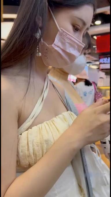 商场偷拍2位超级气质美女 一个来大姨妈了内裤有小翅膀 预览截图 3