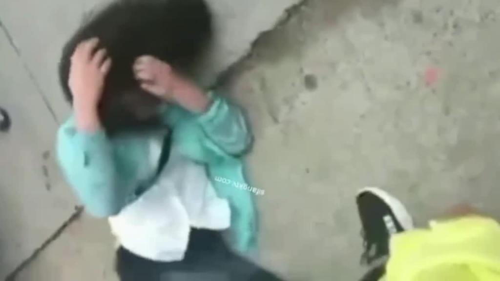 【网曝门-吃瓜群众惊呆了】抓奸名场面 被抓奸在床,大街上被扒光衣服扇耳光剪头发等都很惨,也有漂亮少妇! 预览截图 4