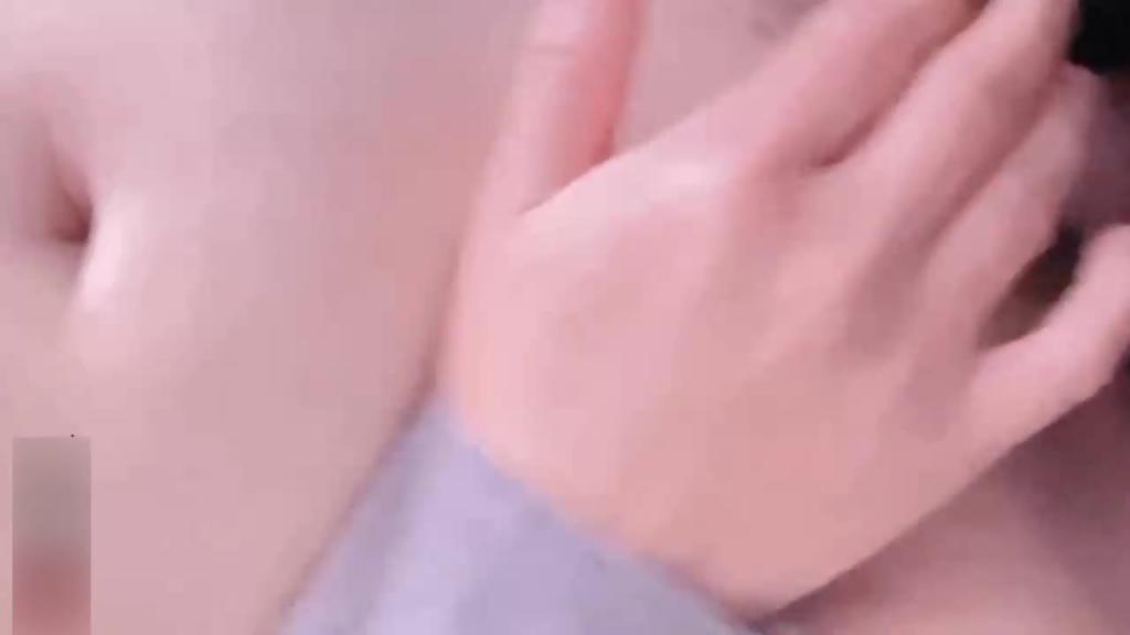 【母子乱伦】趁爸爸和牌友打牌我悄悄的去妈妈的房间求操逼 预览截图 6