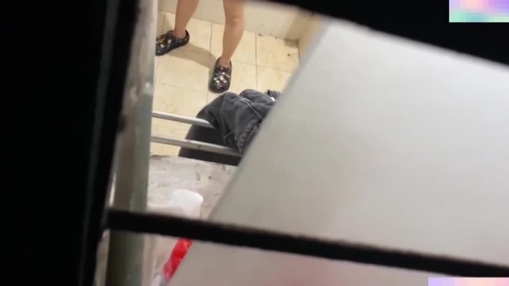 【宿舍偷拍】爬窗户偷拍白嫩全裸女学生洗澡 预览截图 11