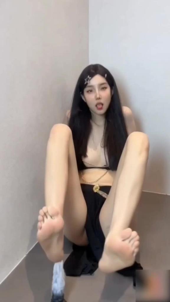 极品颜值网红女神瓜陆足交幻龙不够刺激骑乘猛坐自慰淫荡 预览截图 6