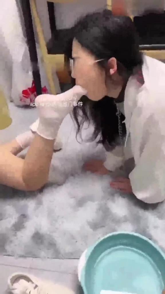 【万人求-研究生女同闹市区调教】刷新女奴的羞耻感，让你鸡儿硬邦邦 预览截图 6