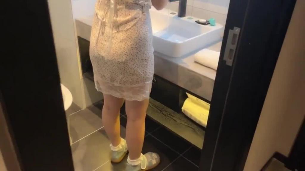 【反差母狗】可爱的骚货学妹被按在地上对着镜子勐操 预览截图 1
