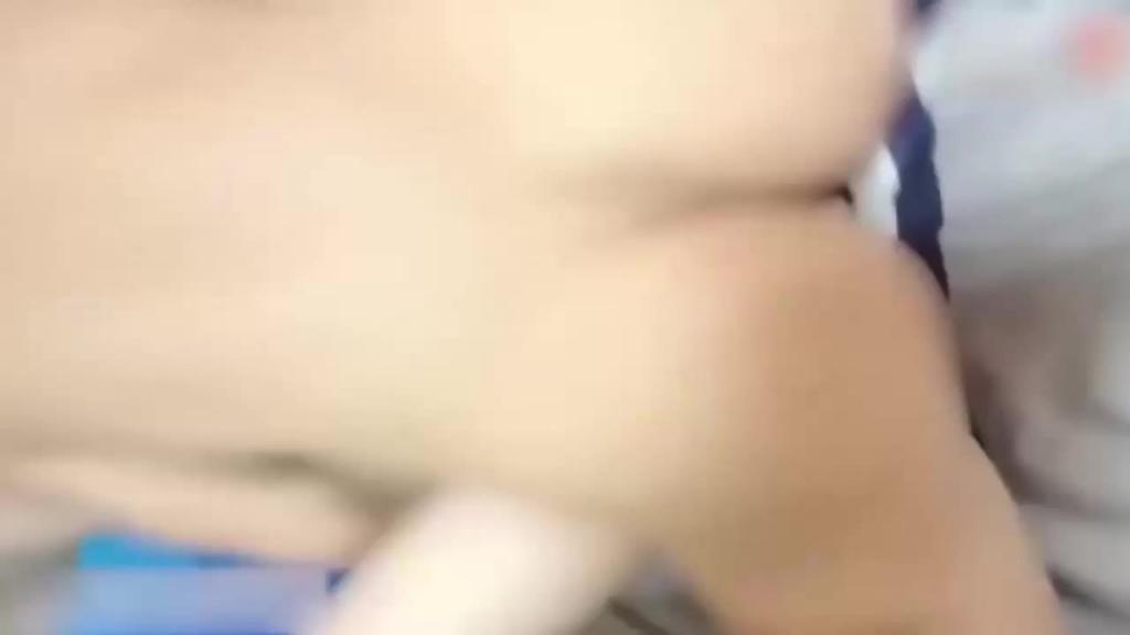 辍学在家的18岁小太妹,不想上班开直播群p赚钱 预览截图 10