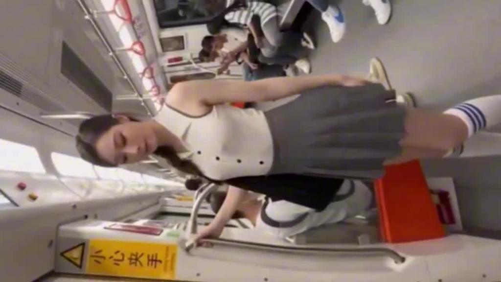 秀人模特小逗逗高颜值女神最新地铁户外私拍写真定制 预览截图 2
