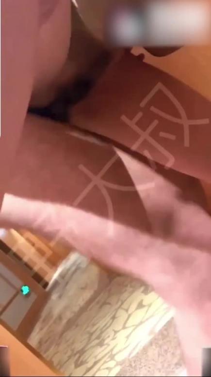 绿帽男带老婆3P高颜值娇妻当面被内射 预览截图 5