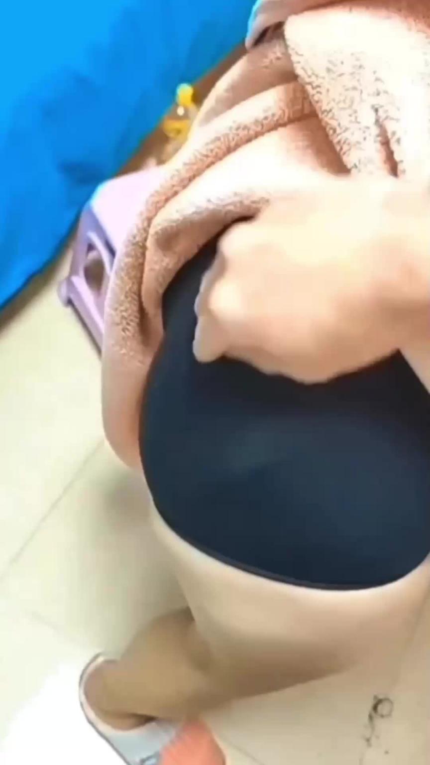 【母子乱伦-硬拉着拖地的骚妈强上】妈妈那里痒，里面痒，叫声可射 预览截图 1