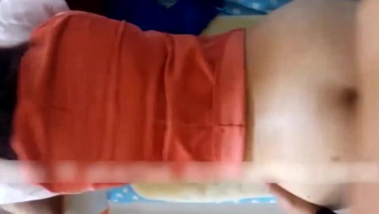 妈妈在和同事打电话被儿子拔下裤子后入 预览截图 9