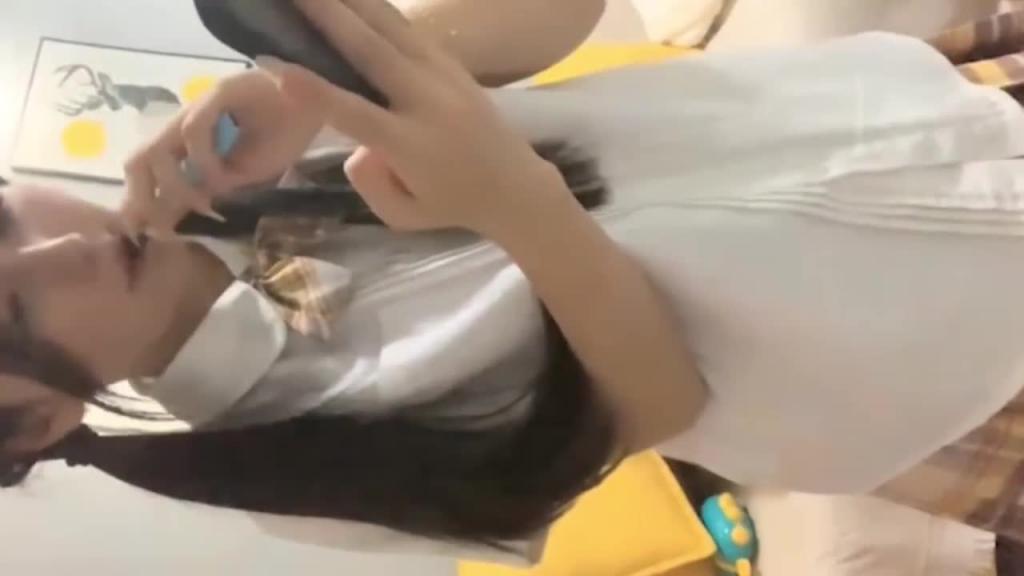 【极品JK制服美少女】超高颜值可爱00后 镜头面前大秀嫩逼 加屌自慰 预览截图 12